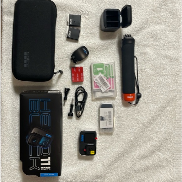 BRAND NEW NEVER USED-GOPRO HERO 11 SPECIAL BUNDLE PACKAGE WITH EXTRA ACC. - Picture 3 of 15